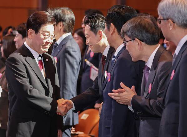 이재명 대통령이 1일 서울 강남구 코엑스에서 열린 제107주년 3·1절 기념식에서 국민의힘 장동혁 대표와 악수하고 있다. 연합뉴스