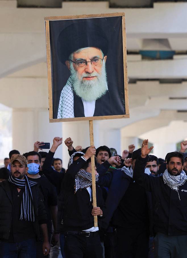 하메네이 이란 최고지도자의 사망을 추모하는 테헤란 시민들 / 사진=연합뉴스