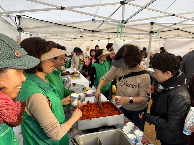 떡볶이 무료나눔하는 신정2동 부스/사진=김지은 여행+ 기자