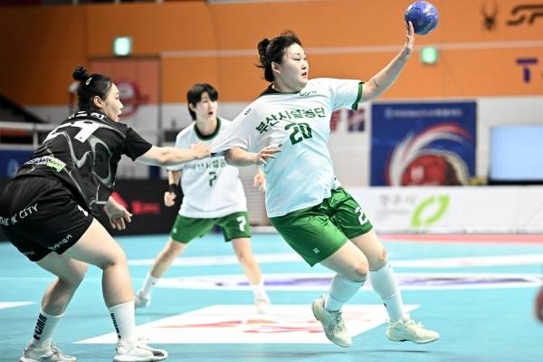 사진 패스하는 부산시설공단 원선필