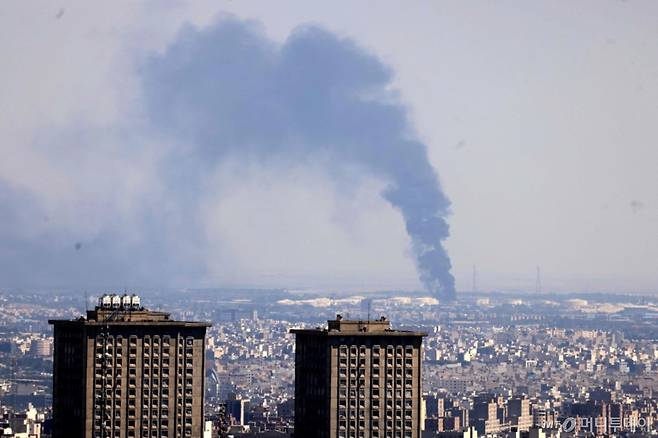 (테헤란 AFP=뉴스1) = 17일(현지시간) 이란 수도 테헤란에서 이스라엘의 공습으로 연기가 피어오르는 모습. 25.06.17 ⓒ AFP=뉴스1