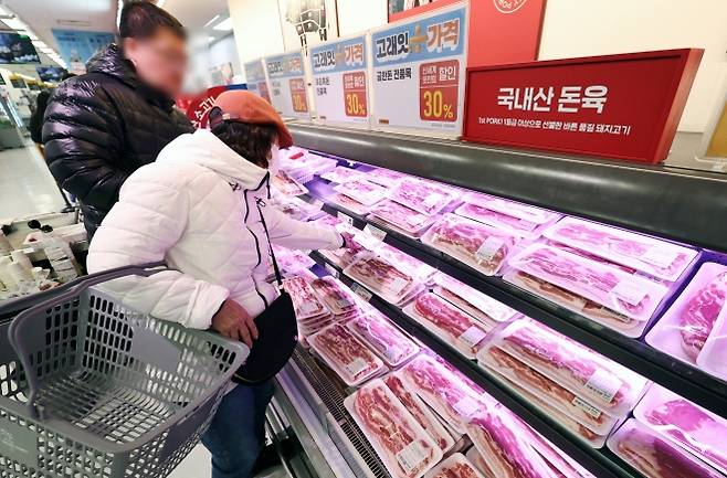‘삼겹살·목살 등 국내산 한돈 최대 50% 싸진다‘ - 지난달 26일 오후 서울 이마트 용산점에서 시민들이 이날부터 할인 판매 행사를 시작한 국내산 돼지고기를 구입하고 있다. 3월 3일 삼겹살 데이에는 최대 50%까지 저렴해진다. 앞서 구윤철 경제부총리 겸 재정경재부 장관은 이날 오전 ‘민생물가 특별관리 관계장관 태스크포스(TF)’ 2차 회의를 주재하고 “돼지고기, 계란 등 국민생활과 밀접한 민생물가 특별관리 품목을 선별하고, 가격 상승 요인을 면밀히 분석해 안정화 방안을 강구하겠다”고 밝혔다. 뉴스1