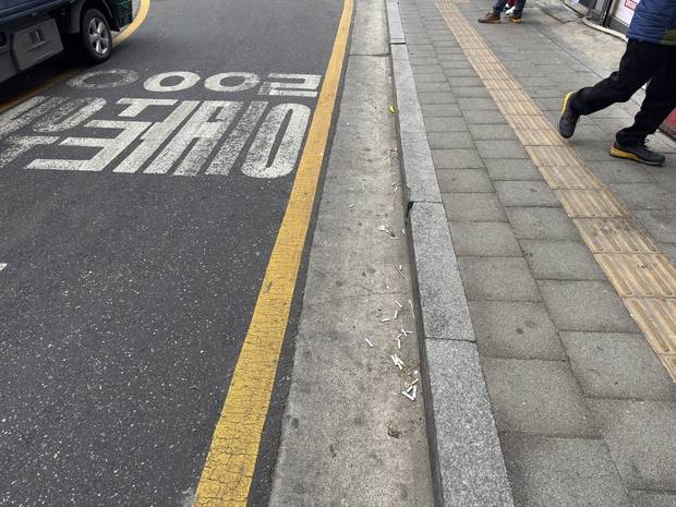 1일 오전 서울 중구 서울역 4번 출구 인근에서 열린 천만인운동본부 ‘3·1절 기념대회’ 현장 주변에 담배꽁초가 널려 있는 모습. 신지민 기자