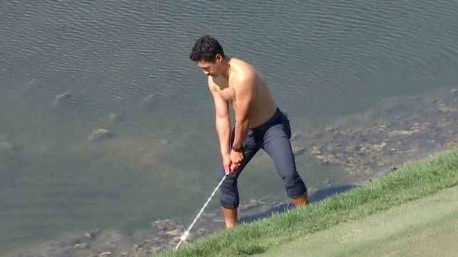 아이제이아 살린다가 지난달 28일 열린 PGA투어 코그니전트 클래식 2라운드 도중 17번 홀에서 상의를 탈의한 채 샷을 하고 있다. SNS 캡처