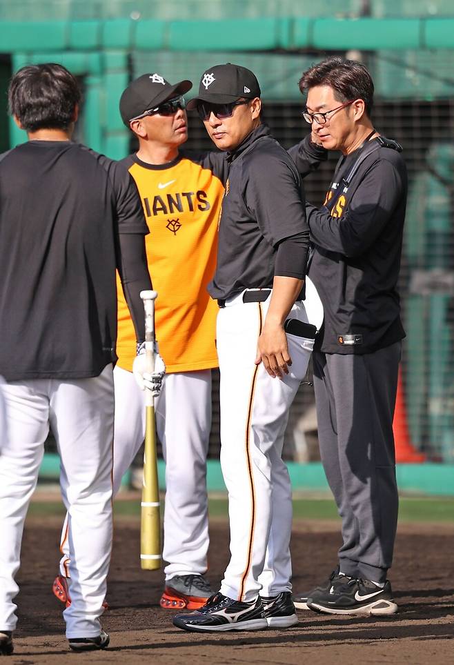 ▲ 이승엽 코치(오른쪽에서 두 번째) ⓒ삼성 라이온즈