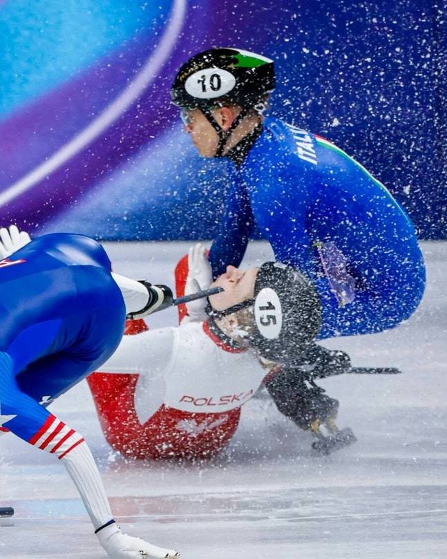 ▲ 이탈리아 밀라노 아이스스케이팅 아레나에서 열린 2026 밀라노ㆍ코르티나담페초 동계올림픽 쇼트트랙 여자 1,500m 준준결승에서 폴란드 카밀라 셀리에르는 산토스-그리즈월드의 스케이트 날에 왼쪽 눈 부위를 긁혀 출혈 증세를 보였고 한동안 일어나지 못하다가 들것에 실려나갔다.