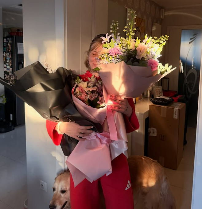 ▲ 셀리에르는 며칠간의 입원 생활을 마치고 현재 고향인 엘블롱의 자택으로 귀가한 상태다. 기압 차이로 인한 상처 부위 악화를 우려한 의료진의 권고에 따라 선수단 전세기가 아닌 개인 차량을 이용해 육로로 이동하는 불편을 감수했다. 현재 그녀의 아파트는 쾌유를 비는 지인들과 팬들이 보낸 꽃다발로 가득 차 있다.