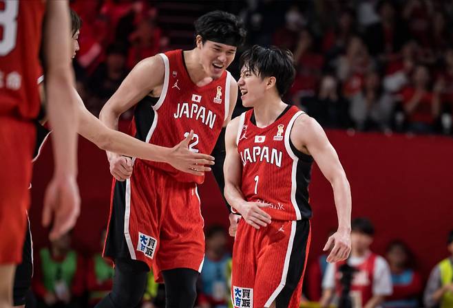 와타나베(왼쪽)가 1일 오키나와 산토리 아레나서 열린 2027 국제농구연맹(FIBA) 농구 월드컵 아시아 예선 B조 4차전 한일전 도중 사이토와 함께 포효하고 있다. /사진=FIBA 공식 홈페이지