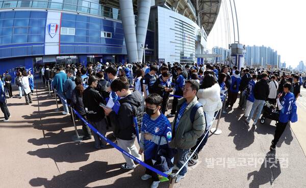 2월 28일 K리그2 수원삼성vs서울이랜드 수원 홈 개막전에 앞서 수원삼성 팬들이 '블루윙즈 오피셜 스토어'에 선수들의 유니폼등을 구입하기 위해 행렬이 이어졌다.2026.03.01.