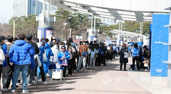 2월 28일 K리그2 수원삼성vs서울이랜드 수원 홈 개막전에 앞서 수원삼성 팬들이 '블루윙즈 오피셜 스토어'에 선수들의 유니폼등을 구입하기 위해 행렬이 이어졌다.2026.03.01.