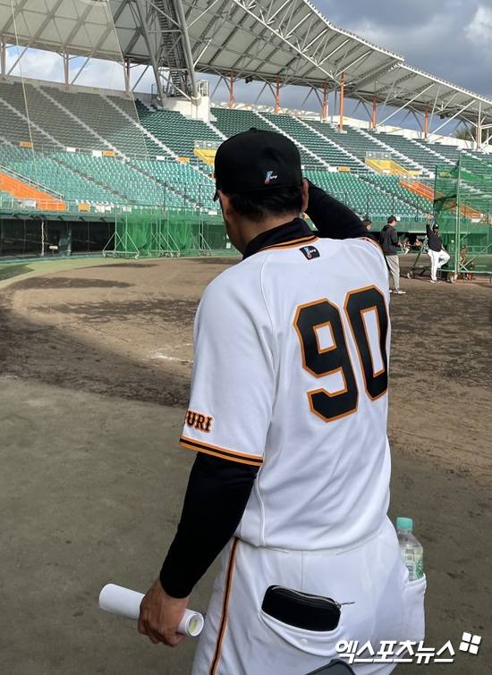 이승엽 요미우리 자이언츠 타격코치가 28일 삼성 라이온즈와의 연습경기 이후 소속팀 타자들과 소통하고 있다. 오키나와, 김유민 기자