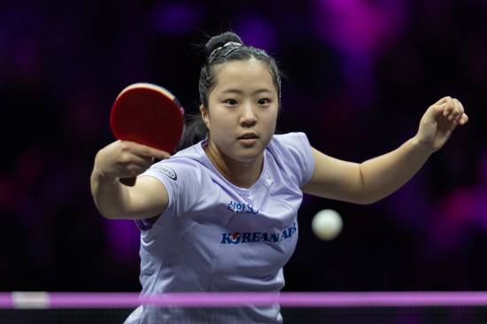 한국 여자 탁구 에이스 신유빈이 2026 월드테이블테니스(WTT) 싱가포르 스매시 복식 종목에서 모두 아쉬운 준우승으로 대회를 마쳤다. 신유빈은 28일 싱가포르에서 열린 대회 여자복식 결승에서 나가사키 미유(일본)와 한일 듀오를 이뤘으나, 일본의 하리모토 미와-하야타 히나 조에 게임 점수 0-3으로 패했다. 이로써 신유빈은 세계랭킹 1위 콤비인 임종훈(한국거래소)과 혼합복식 우승을 놓친 데 이어 여자복식도 아쉬운 준우승에 그쳤다. 여자단식에선 세계 2위 왕만위를 16강에서 만나 분전했으나 1-3으로 역전패했다. 연합뉴스