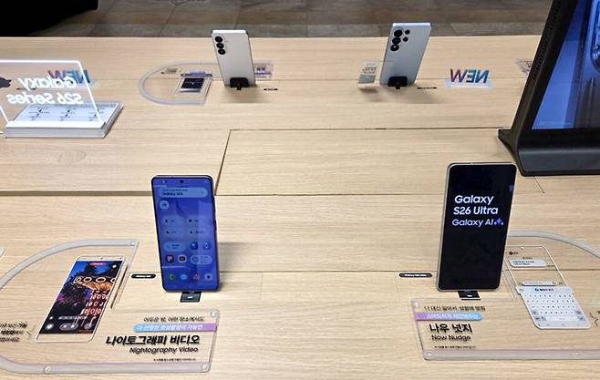 ▲ 1일 수원 갤러리아 백화점 6층에 있는 삼성전자 매장에 전시돼 있는 갤럭시 시리즈들.