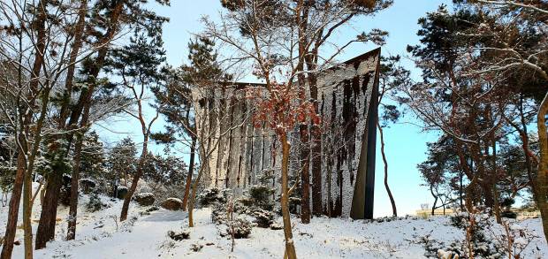 초막 셋 측면 모습.