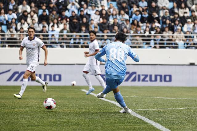 지난 1일 대구아이엠뱅크파크에서 열린 프로축구 K리그2 대구FC와 화성FC와의 경기에서 대구FC 박대훈(등번호 80)이 슛을 시도하고 있다. 대구FC 제공