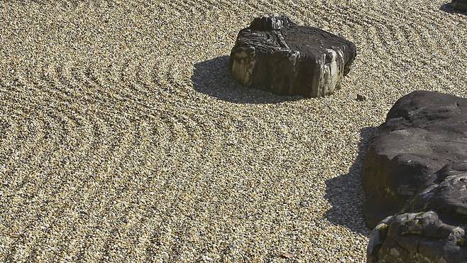 돌과 모래로 만든 독특한 료안지의 정원. _일본 관광청