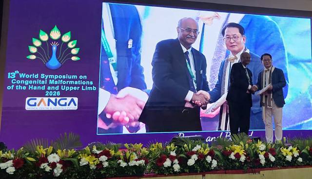 2032년 '세계 선천성 수부 및 상지 기형 심포지엄'(WCS) 유치를 밝힌 우상현 W병원장(오른쪽)이 인도 강가병원에서 열린 WCS 2026 학술대회에서 라자 사바파티 강가병원장과 인사를 나누고 있다. W병원 제공