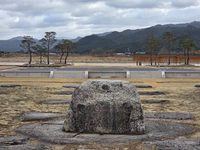 황룡사구층목탑의 존재를 웅변하고 있는 황룡사지의 심초석.