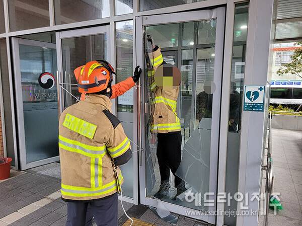 2일 제주세관 1층 유리문이 강풍에 파손돼 소방당국이 조치하고 있다 (사진=제주소방안전본부)