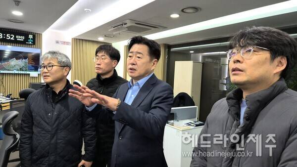 2일 오후 제주국제공항을 방문해 항공기 운항상황을 점검하고 있는 오영훈 지사.