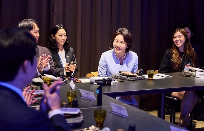 김혜경 여사가 2일 '해녀의 부엌 싱가포르점'에서 제주 음식을 맛보며 참석자들과 이야기를 나누고 있다. 연합뉴스