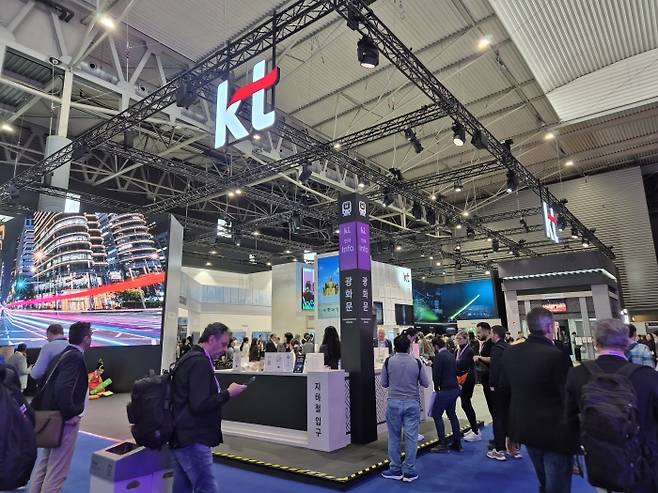 스페인 바르셀로나에서 열린 MWC 2026 내 KT 전시관 모습. 사진=유선희 기자