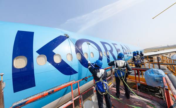 인천국제공항에 위치한 대한항공 정비 격납고 앞에서 보잉777-300ER 항공기 세척을 실시하고 있는 모습./사진=대한항공 제공