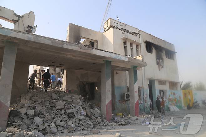 지난달 28일(현지 시간) 이란 남부 호르모즈간주 미나브에 위치한 여자초등학교 폭격 현장에서 구조대와 주민들이 부상자를 구조하고 있다. 현지 시간 1일 현지 외신에 따르면 이란 호르모즈간주 미나브 당국은 전날 이 지역에 있는 샤자레 타예베 초등학교에 가해진 폭격으로 모두 165명이 숨졌으며, 96명이 부상한 것으로 파악했다고 밝혔다. ⓒ 신화=뉴스1