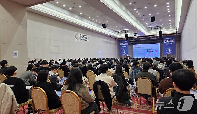 송우진 수의사가 1일 열린 한국고양이수의사회 콘퍼런스에서 강의를 하고 있다. ⓒ 뉴스1