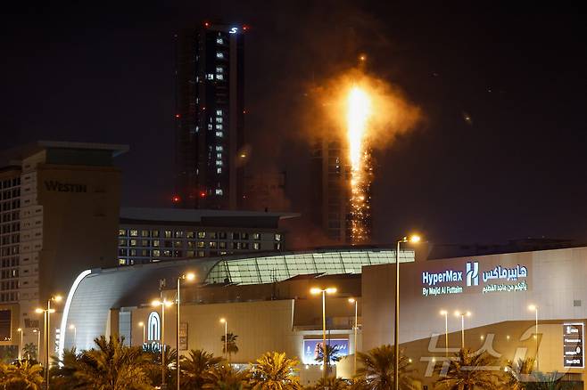 바레인 마나마의 건물이 이란 드론 공격으로 불타고 있다. 2026.02.28 ⓒ 로이터=뉴스1