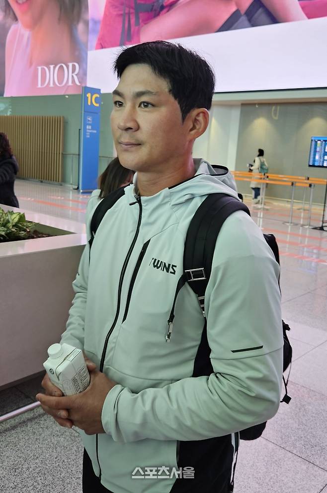 LG 오지환이이 25일 일본 오키나와 캠프 출국 전 인천국제공항에서 취재진 인터뷰에 응하고 있다. 인천공항 | 강윤식 기자 skywalker@sportsseoul.com