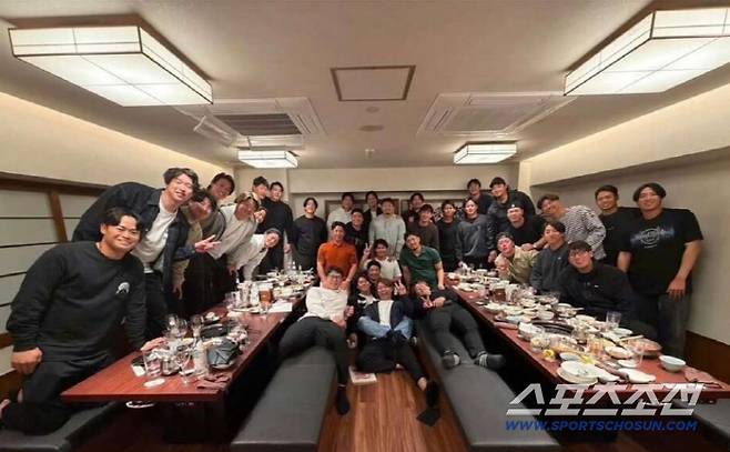 30명 전원이 합류해 완전체가 된 일본야구대표팀 선수들이 1일 오사카의 한 음식점에서 선전을 다짐하는 회식을 했다. 사진캡처=오타니 쇼헤이 SNS