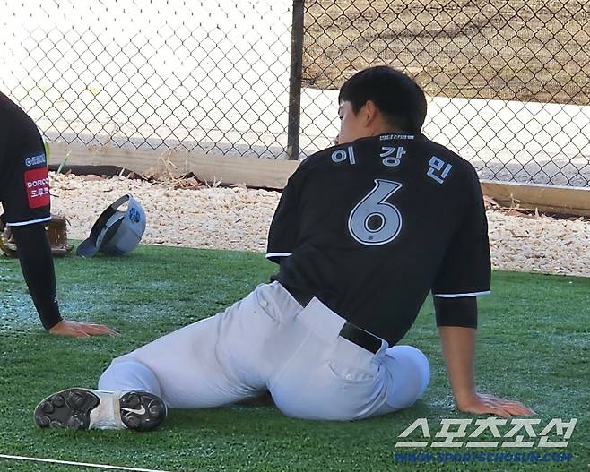 몸을 풀고 있는 이강민의 등번호 6번. 김영록 기자
