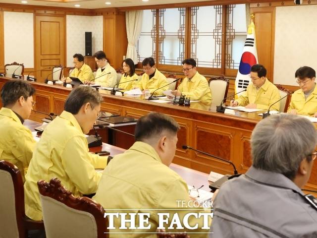 정부는 미국·이스라엘의 이란 공습에 따른 중동 정세 불안과 관련해 원유와 액화천연가스(LNG) 수급은 안정적으로 관리되고 있다고 2일 밝혔다. 사진은 김민석 국무총리가 이날 오후 서울 종로구 정부서울청사에서 열린 중동 상황점검 관련 긴급 관계부처회의를 주재하고 있는 모습. /뉴시스