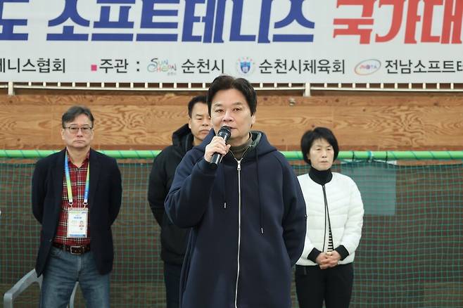 정인선 대한정구협회 회장이 국가대표선발전에서 선수들에게 당부를 전하고 있다.