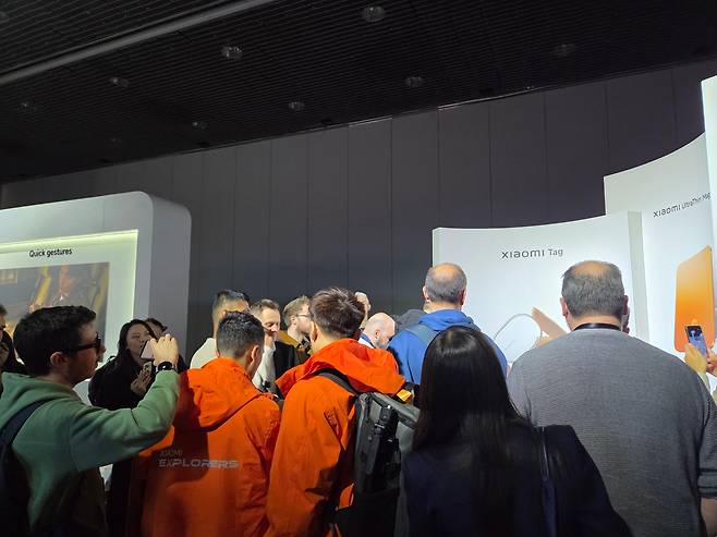 샤오미 태그 체험 부스에 관람객들이 몰려 있다/최아리 기자