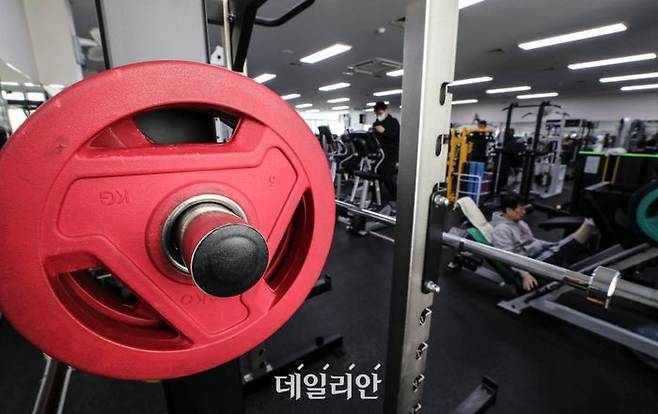 서울시 강남구 강남구립체육센터 헬스장에서 시민들이 운동을 하고 있다.ⓒ뉴시스
