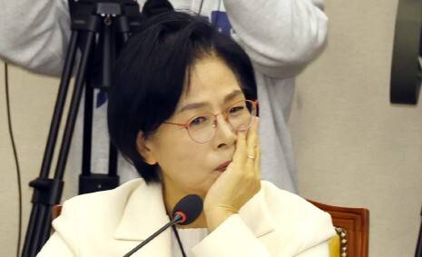 국회 과학기술정보방송통신위원회 위원장인 최민희 더불어민주당 의원이 지난해 10월29일 서울 여의도 국회에서 열린 과방위 과기부 등에 대한 국정감사를 열고 있다. 윤운식 선임기자 yws@hani.co.kr