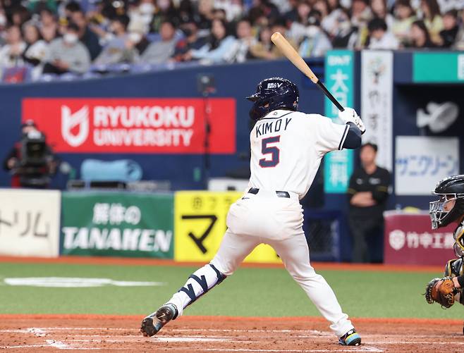 <yonhap photo-3964="">2일 일본 오사카 교세라돔에서 열린 월드베이스볼클래식(WBC) 평가전 한국 대표팀과 일본 프로야구 한신 타이거스와의 경기. 5회초 1사 한국 김도영이 솔로홈런을 치고 있다. <저작권자 ⓒ 1980~2026 ㈜연합뉴스. 무단 전재 재배포 금지, AI 학습 및 활용 금지></yonhap>