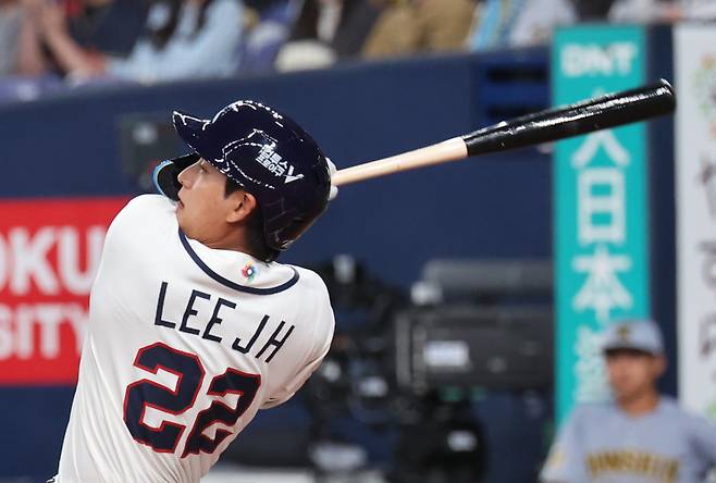 <yonhap photo-3824="">2일 일본 오사카 교세라돔에서 열린 월드베이스볼클래식(WBC) 평가전 한국 대표팀과 일본 프로야구 한신 타이거스와의 경기. 1회초 1사 1루 한국 이정후가 1루타를 치고 있다. 사진=연합뉴스</yonhap>