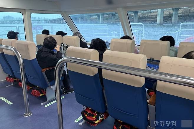 2일 한강버스에 탑승한 시민들이 창밖을 내다보고 있다. / 사진=이수 기자