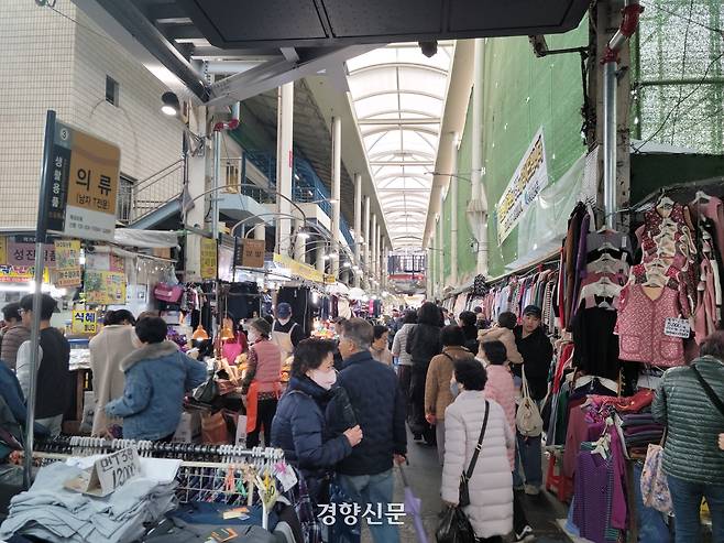 지난 2월27일 대구 서문시장에서 시민들이 구경을 하고 있다. 김병관 기자