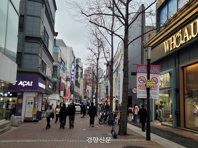 지난 2월27일 대구 동성로 거리에 시민들이 걷고 있다. 김병관 기자