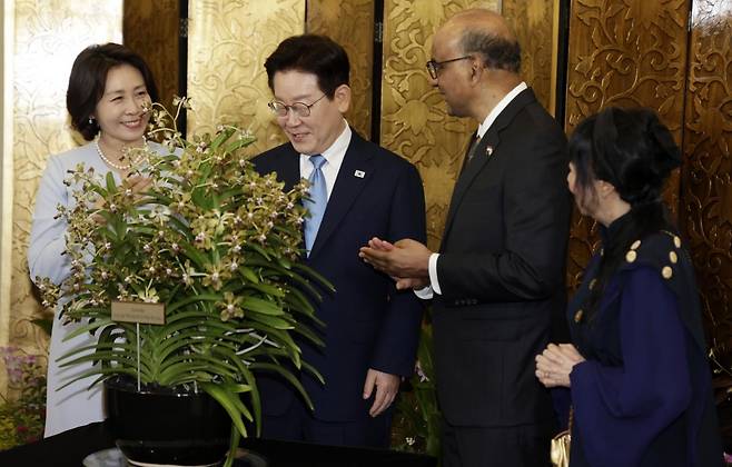 싱가포르를 국빈방문한 이재명 대통령과 김혜경 여사가 2일 싱가포르 외교부 청사에서 공식 환영식 후 타르만 샨무가라트남 싱가포르 대통령, 제인 이토기 샨무가라트남 여사와 난초명명식을 하고 있다. 연합뉴스
