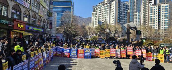 정부의 주택정책 발표 후 과천시민들이 중앙공원에서 반대시위를 벌이고 있다. 김형표기자