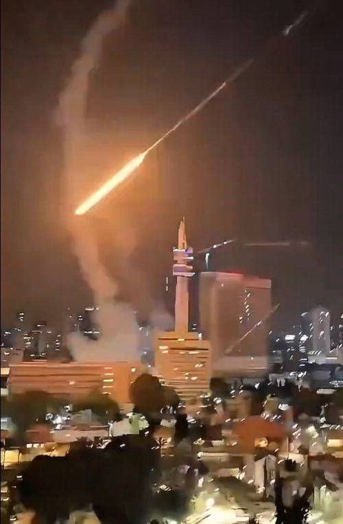 1일(현지시간) 이스라엘의 수도 텔아비브에 이란이 쏜 미사일이 떨어지고 있다. 이스라엘은 이란의 무차별 공습으로 10명이 사망했다고 발표했다. Jvnior X 캡처