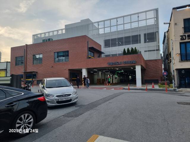 ▲ 경노당이 위치한 영주시 가흥택지 공영주차타워 전경. 어르신들이 이용하기에 부적절한 환경이라는 지적이 이어지고 있다.