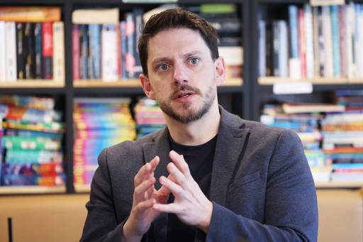 뮤지컬 ''더 라스트맨'' 드라마터그 제스로 컴튼이 23일 서울 종로구 혜화동의 한 카페에서 인터뷰를 하고 있다. 연합뉴스