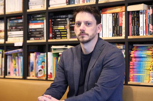 뮤지컬 ''더 라스트맨'' 드라마터그 제스로 컴튼이 23일 서울 종로구 혜화동의 한 카페에서 인터뷰를 하고 있다. 연합뉴스