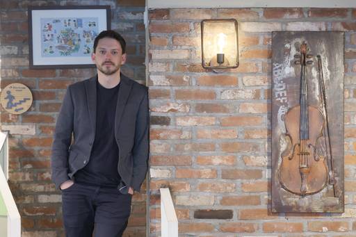 뮤지컬 ''더 라스트맨'' 드라마터그 제스로 컴튼이 23일 서울 종로구 혜화동의 한 카페에서 진행된 인터뷰에 앞서 포즈를 취하고 있다. 연합뉴스